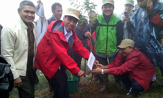 Jokowi dan Bupati Bogor Tanam 10 Ribu Pohon di Hulu Sungai Ciliwung